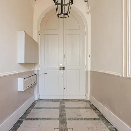 House A Short Walk From The Center 아파트