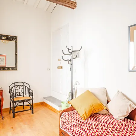 House A Short Walk From The Center 아파트 *