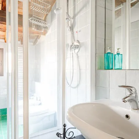 House A Short Walk From The Center 아파트 *