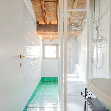 House A Short Walk From The Center 아파트