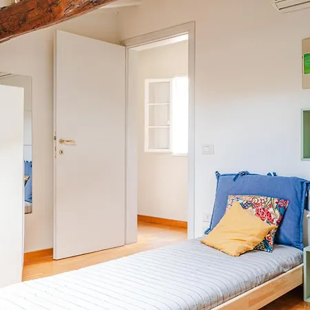 House A Short Walk From The Center 아파트 *