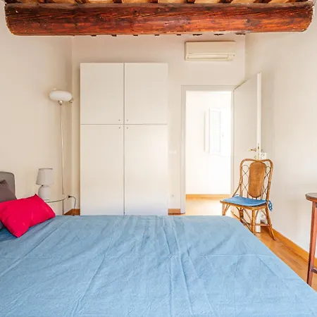 House A Short Walk From The Center 아파트 *